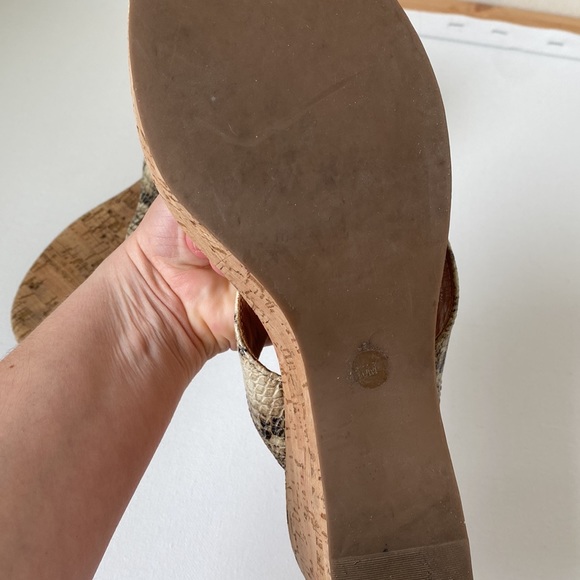 Tory Burch Faux Snakeskin Thong Wedge Platform Sandals - Size 10 - Picture 9 of 10